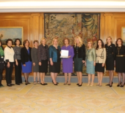 Fotografía de grupo de Su Majestad la Reina con una representación de la Asociación Internacional de Diplomáticos en España
